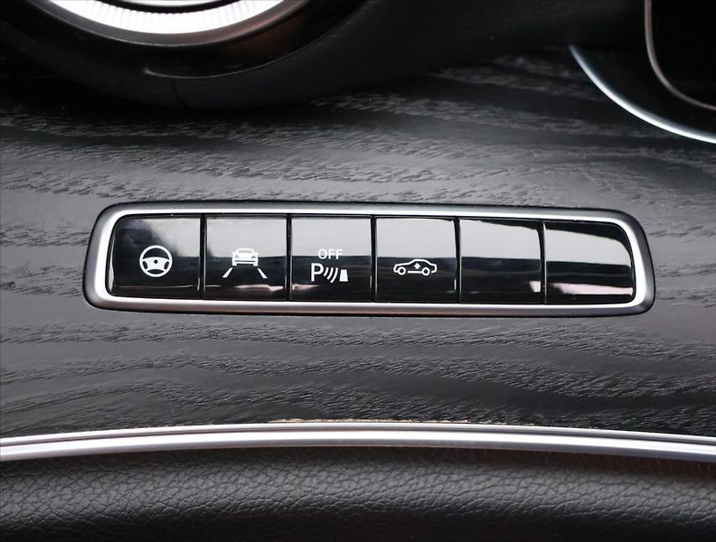 Mercedes-Benz Třídy E 3,0 53 320kW AMG 4Matic+ DPH - fotka 23 z 53