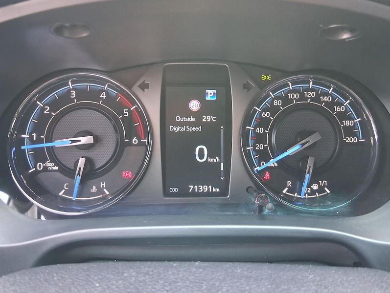 Toyota Hilux INVICTIBLE 2.8 D-4D 4x4 150kW - fotka 12 z 33