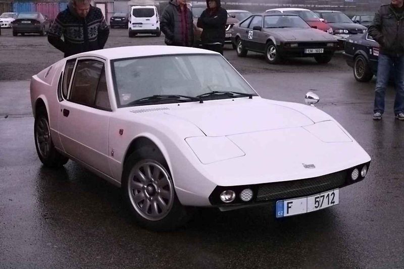 Kupé ÚVMV v plné jízdě na autodromu v Sosnové