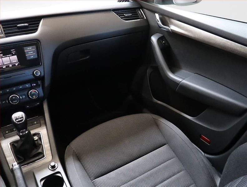 Škoda Octavia (2015) Scout 2.0 TDI, 4X4, Xenony - fotka 8 z 18