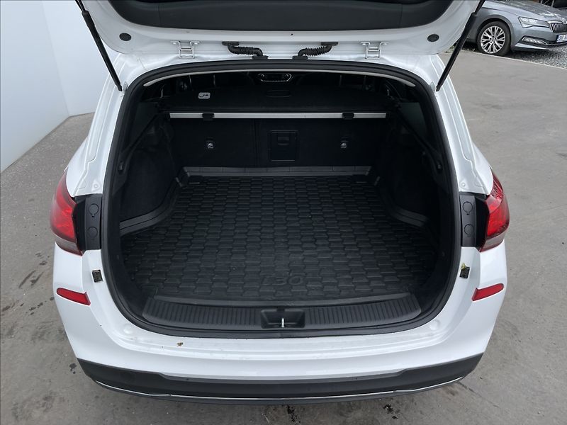 Hyundai i30 1,5 T-GDI Combi Smart PDC - fotka 23 z 23