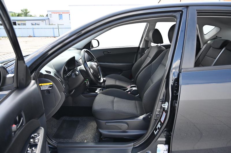 Hyundai i30 1.4 80KW Edition+  LPG 6/2010 - fotka 21 z 36
