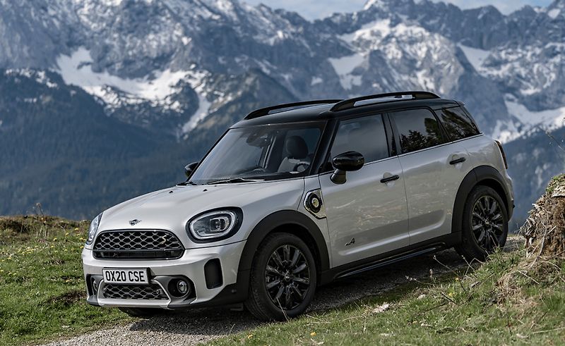 Dvě výkonné motory pod kapotou má čím dál více vozů