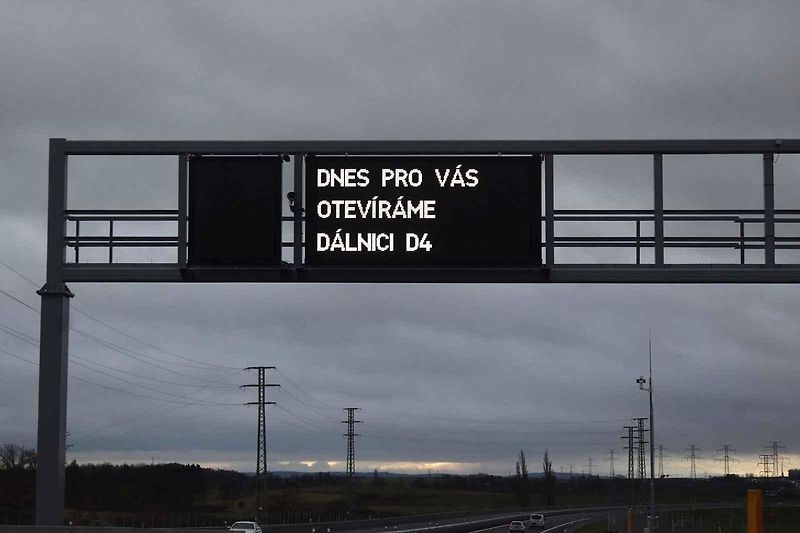 Čerpací stanice jsou na obou stranách dálnice,
