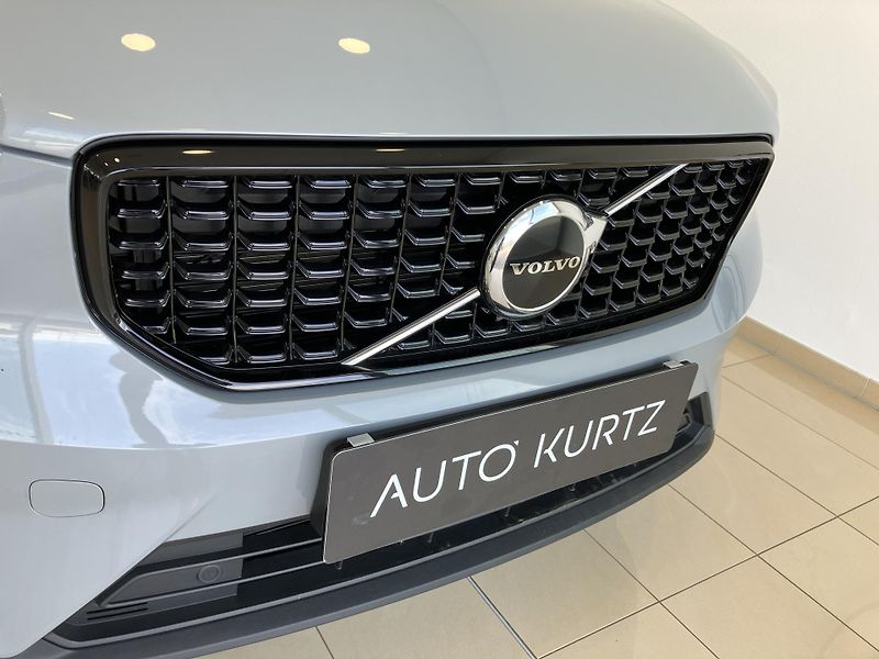 Volvo XC40 B3 FWD Plus Dark AT7 - fotka 3 z 40