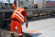 Pokládka betonové vrstvy vozovky je milníkem stavby dálnice D1 na úseku Říkovice - Přerov. Stavebníci ji zahájili tento týden.