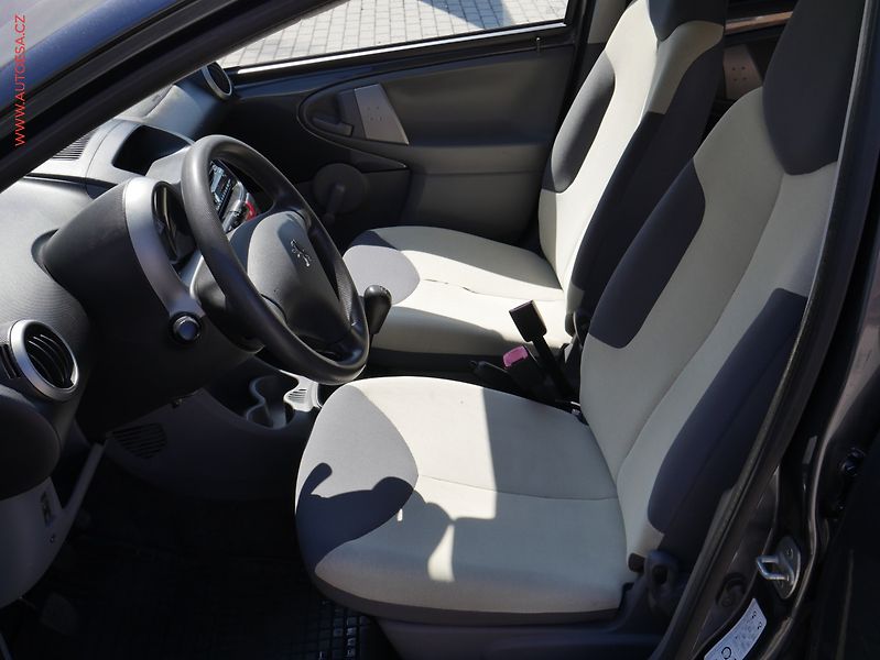 Peugeot 107 (2009) 1.0i - fotka 8 z 13
