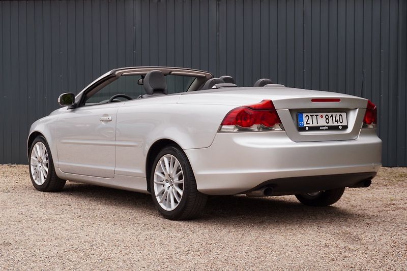 Volvo C70 2.4 D5 MOMENTUM - fotka 14 z 34