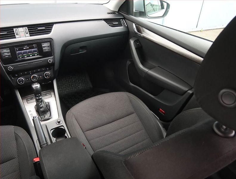 Škoda Octavia (2015) Scout 2.0 TDI, 4X4, Automat - fotka 8 z 17