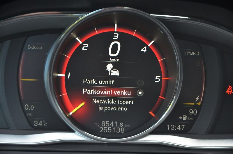 Volvo V60 (2016) 2.4 D6 AWD PHEV 212kW Momentum - fotka 29 z 39