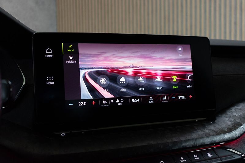 Škoda Octavia RS 2.0 TSI 225kW 2xKOLA*DPH*ČR - fotka 27 z 44