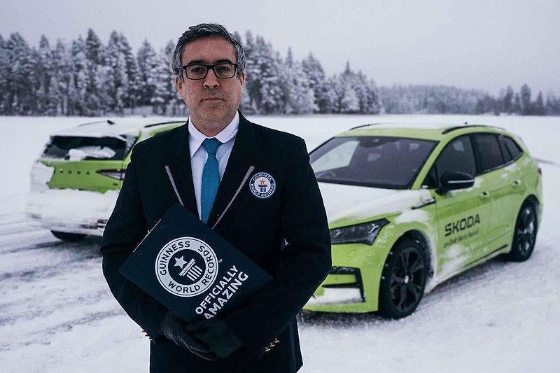 Automobilka Škoda pokořila s plně elektrickým vozem SUV Enyaq RS rekord v nejdelším souvislém driftu na ledě.