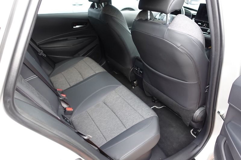 Toyota Corolla 2,0 HEV Style TS - fotka 13 z 33