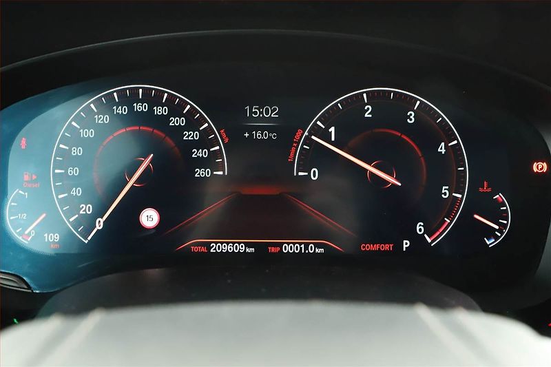 BMW Řada 5 (2018) Luxury Line 530d - fotka 13 z 20