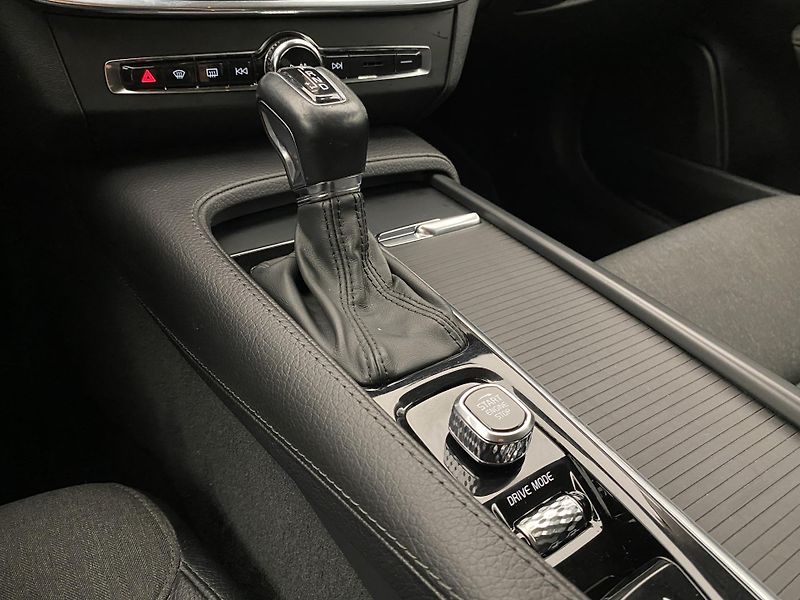 Volvo V90 D4 AWD MOMENTUM AUT  - fotka 26 z 48