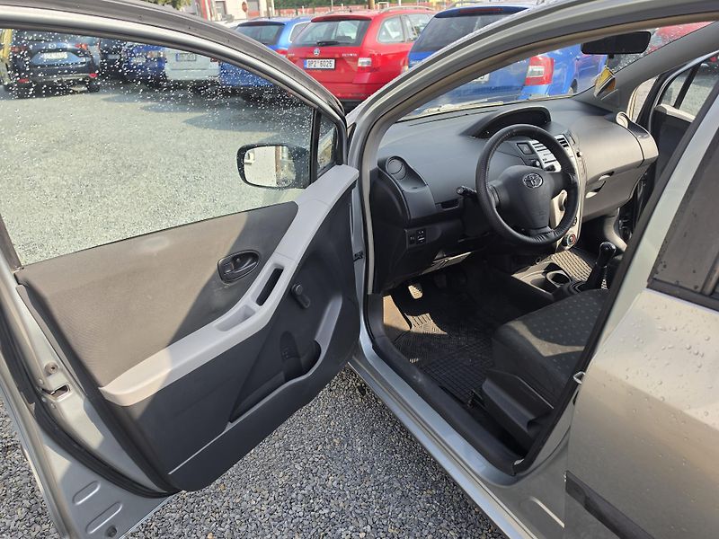 Toyota Yaris 1.0 VVTi klimatizace  - fotka 12 z 20
