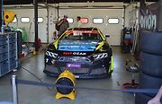 Doubkův Ford Mustang v boxu.
