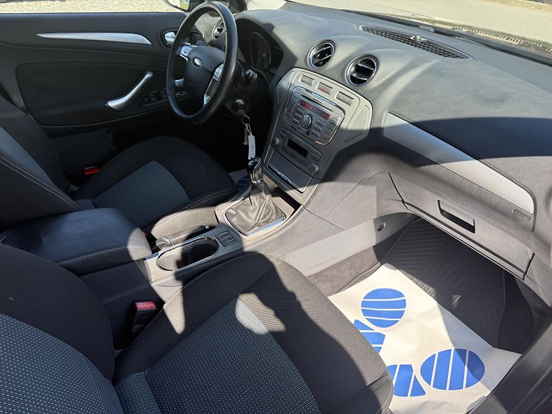 Ford Mondeo 2.0i ALU XENON 1 MAJITEL. - fotka 9 z 12