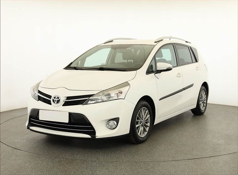 Toyota Verso (2015) 1.8 Valvematic, Serv.kniha - fotka 2 z 16