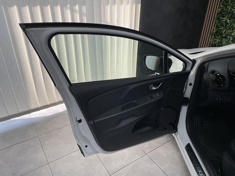 Renault Clio 0.9 TCe ČR 1.MAJ REZERVACE  - fotka 19 z 28