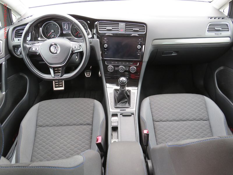 Volkswagen Golf (2018) 2.0TDi, Navi, park.čidla - fotka 8 z 31