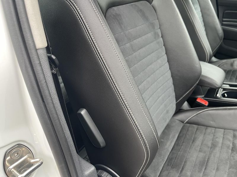 Volkswagen Passat 2.0TDi DSG 4x4 ELEGANCE-DPH-ČR - fotka 27 z 46