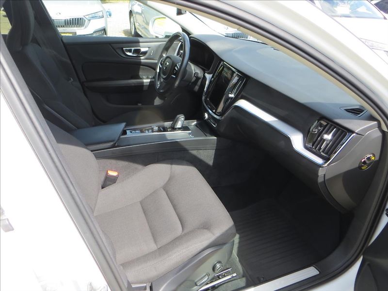 Volvo V60 2,0 D 145kW Momentum mHEV AUT - fotka 10 z 23