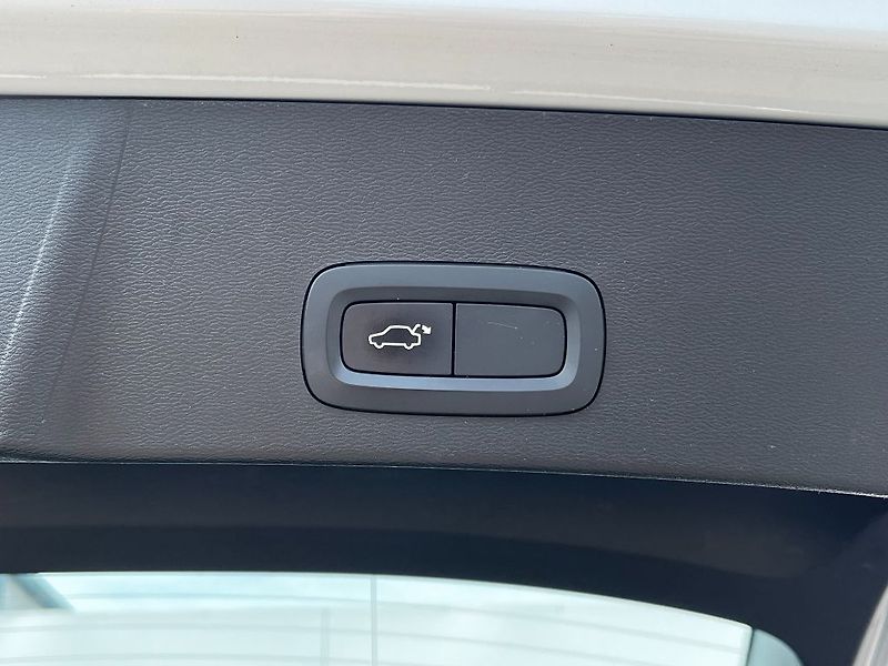 Volvo XC40 Momentum Pro T3 FWD 120kW - fotka 20 z 23