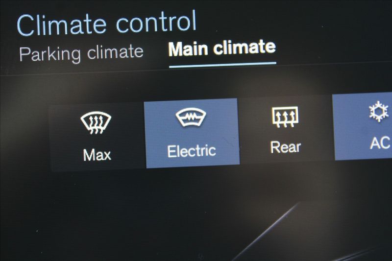 Volvo XC40 2,0 T4  1MAJ,4x4,MOMENTUM PRO - fotka 18 z 43