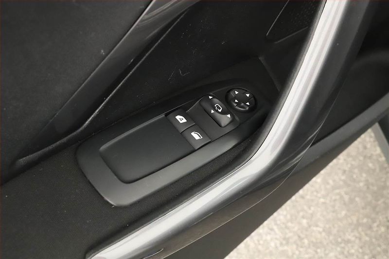 Peugeot 2008 (2018) 1.2 PureTech, Tempomat - fotka 9 z 16
