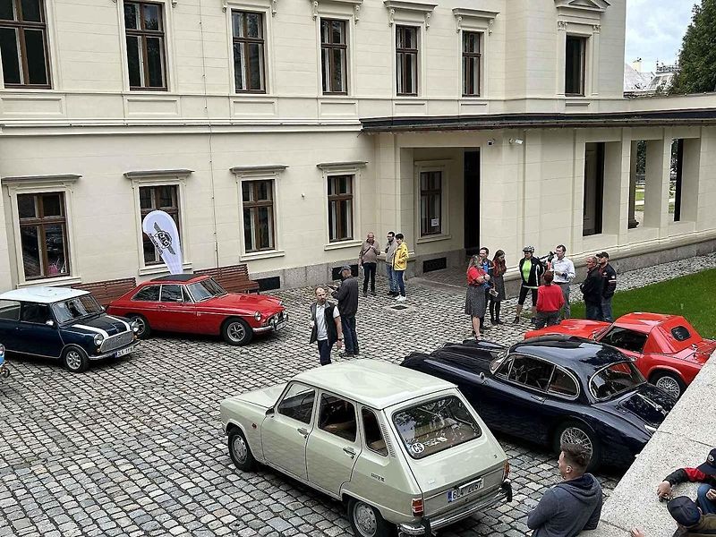 Výstava historických vozidel na technickém nádvoří Paláce Liebieg.