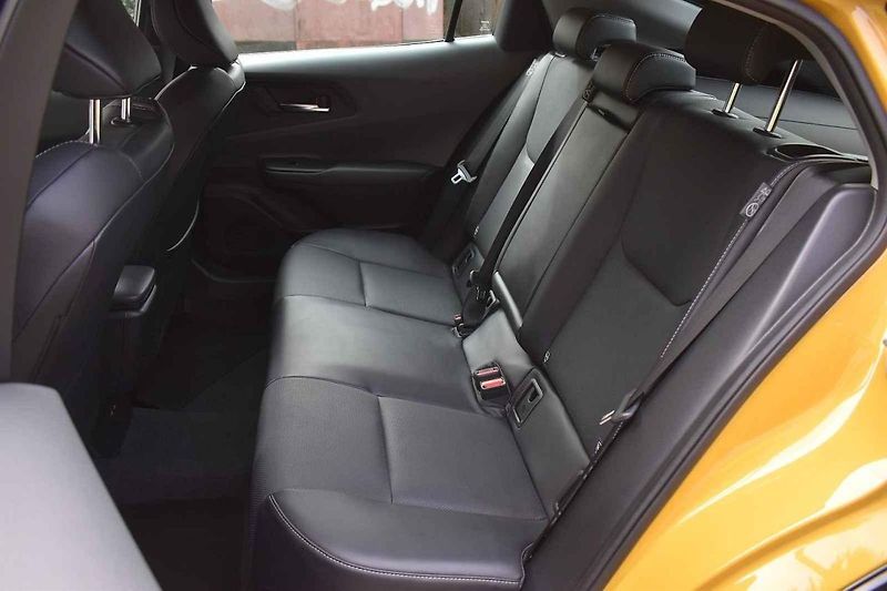 Se žlutým lakem vypadá nová Toyota Prius skoro jako sportovní auto