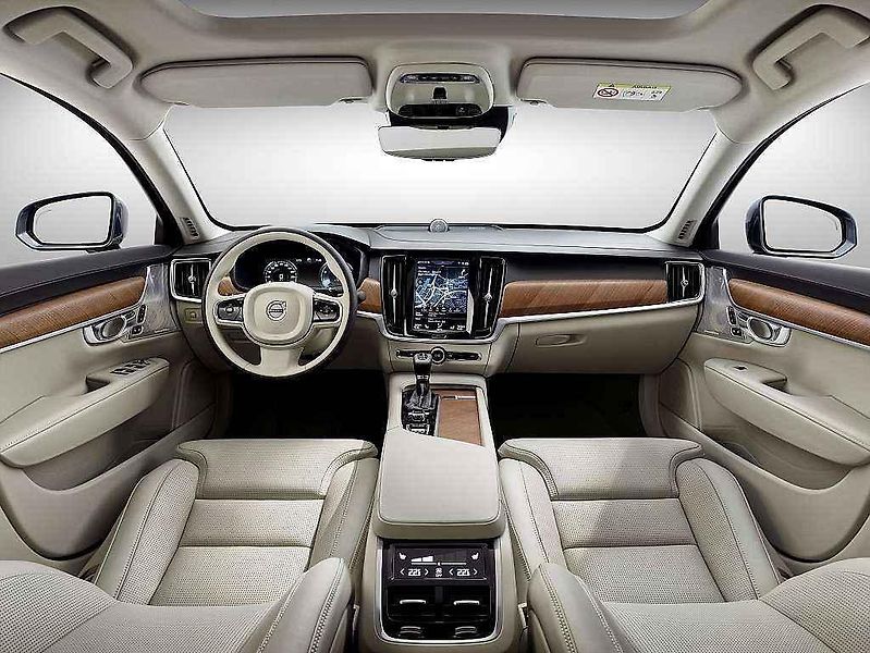 Volvo V90.