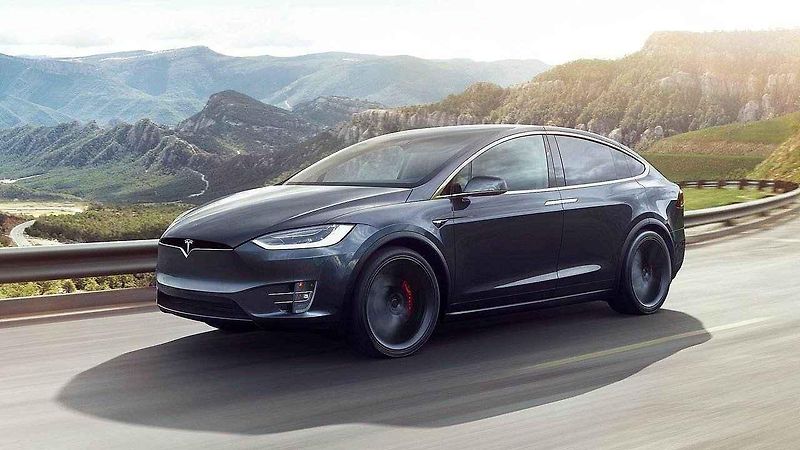 Model X v autonomním režimu čelně naboural do betonového rozdělovače pruhů na dálnici.