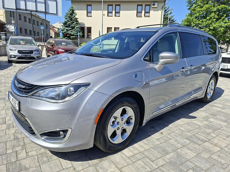 Chrysler Pacifica (2018) 3,6L Hybrid, krásný stav  - fotka 3 z 45