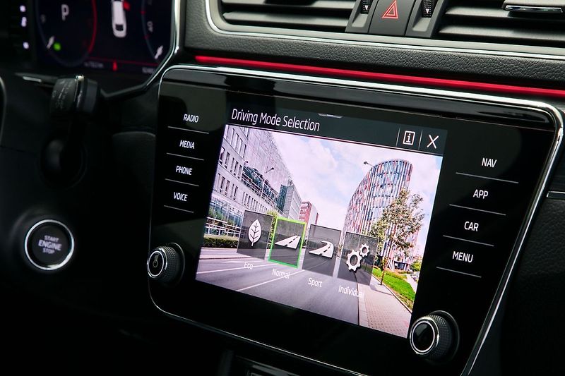 Škoda Superb 2.0TDI 110kW DSG Tažné Webasto - fotka 26 z 37