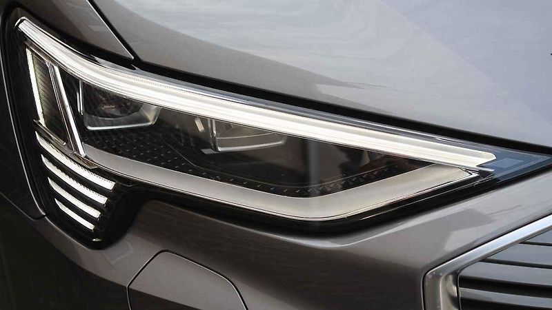 Audi e-tron má pohon přední i zadní nápravy