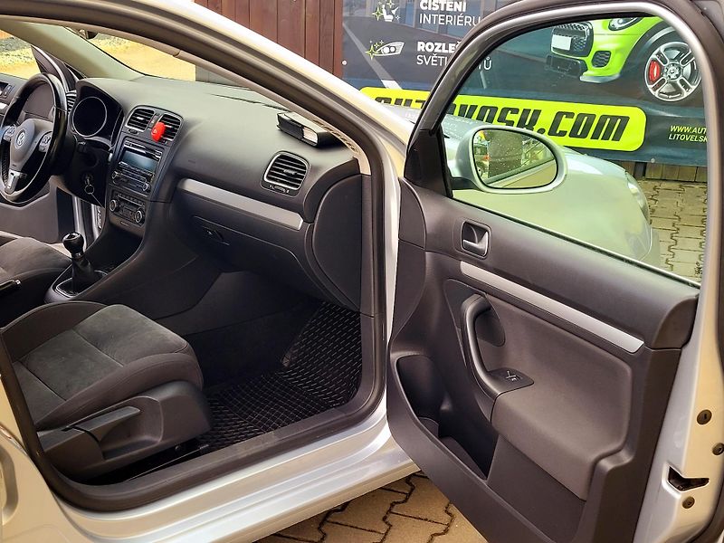 Volkswagen Golf 1,4 TSi Highline ROZVODY     - fotka 22 z 40