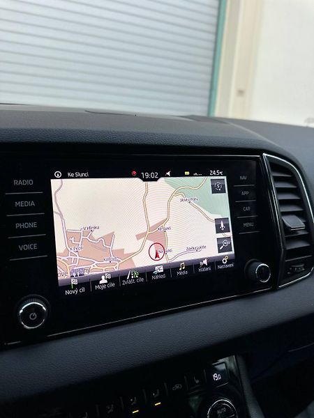 Škoda Karoq (2019) 1.6 TDI 2019 VELKY SERVIS - fotka 29 z 37