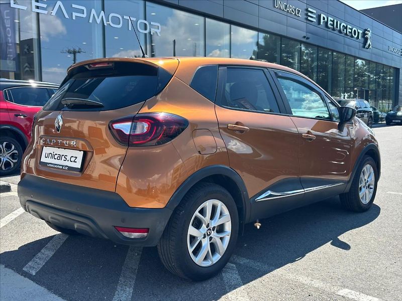 Renault Captur 1,3 TCe  Limited AT ČR - fotka 6 z 23
