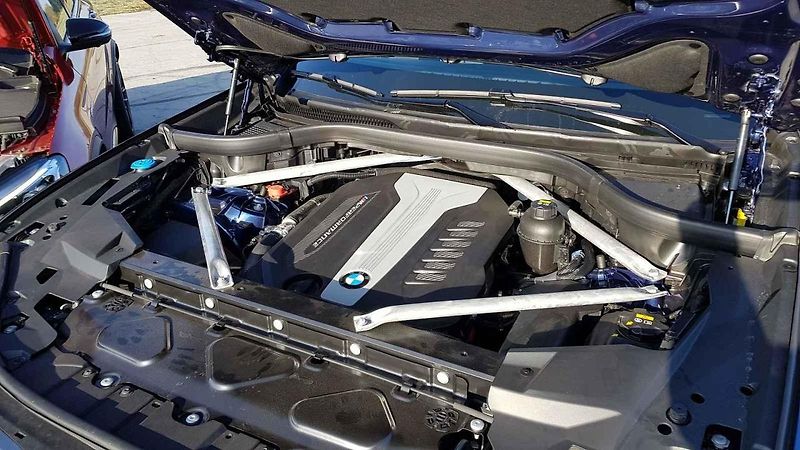 BMW potřebuje více točivého momentu, protože váží o půl tuny víc než Mercedes.