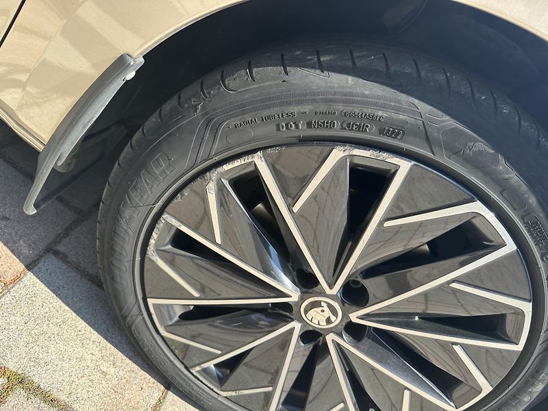Škoda Superb (2022) Combi L&K DSG 4x4 2,0TDi 147kW - fotka 15 z 24
