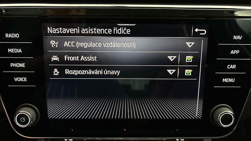 Škoda Superb 2.0 TDI DSG Style Combi - fotka 25 z 28