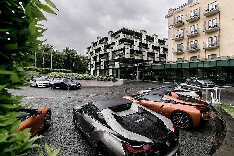 BMW i8 Roadster a M5.