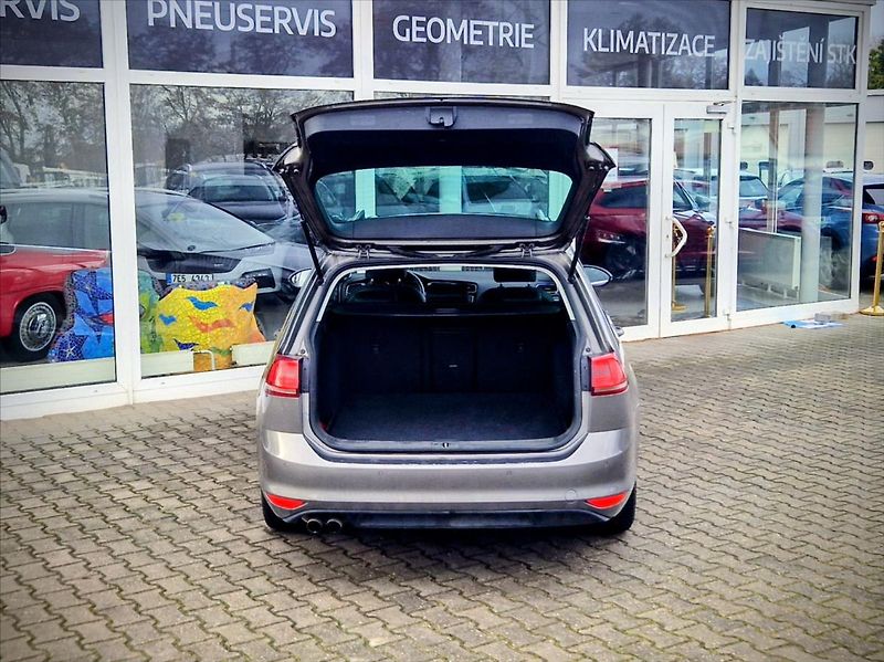 Volkswagen Golf 1,4 TSi Comfortline vyhř.seda - fotka 9 z 20