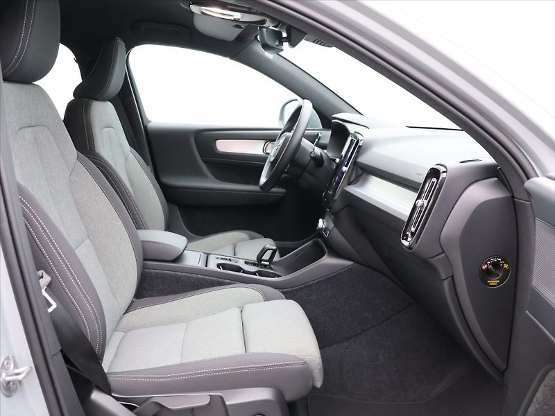 Volvo XC40 2.0 B3 120kW Core DCT CZ DPH - fotka 13 z 35
