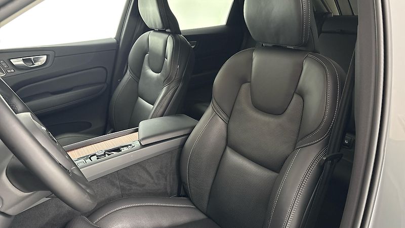 Volvo XC60 2.0 B4 AUT AWD Plus Dark - fotka 15 z 32