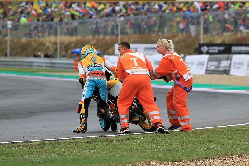 Kristýna Bíla je jednou z traťových komisařek na brněnském okruhu. Na snímku s motocyklovou legendou Valentinem Rossim.
