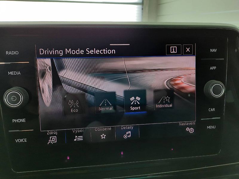 Volkswagen T-Roc (2022) R-Line 2.0 TSI 4Motion (140kW/ - fotka 16 z 27