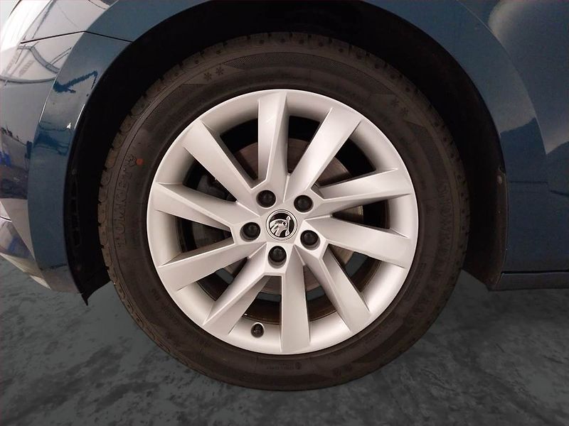 Škoda Superb (2017) Ambition 1.6 TDI, Navi, Xenony - fotka 15 z 23